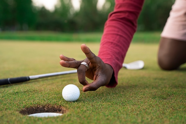 Foto gratuita escena con hombre en el campo de golf.