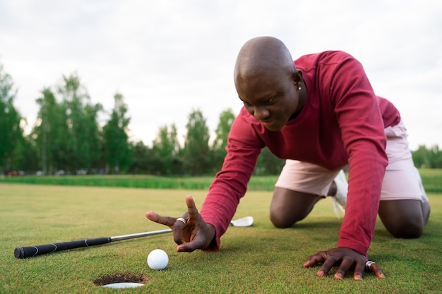 Escena con hombre en el campo de golf.