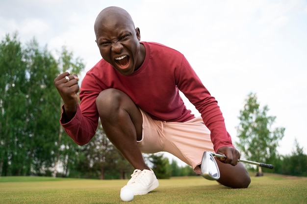 Escena con hombre en el campo de golf.