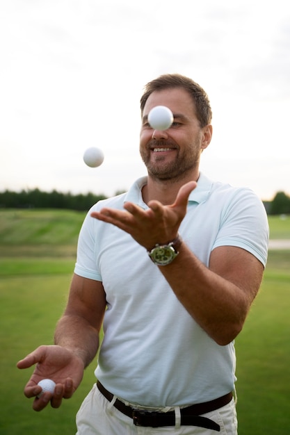 Foto gratuita escena con hombre en el campo de golf.