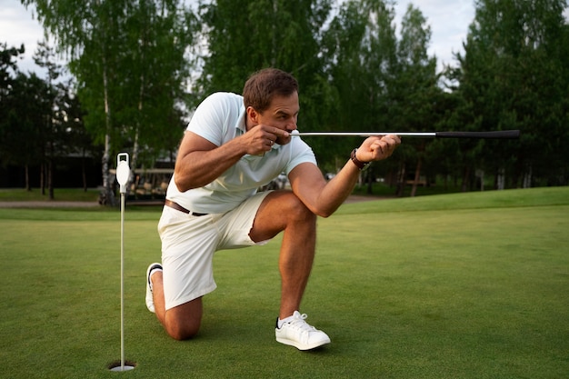 Foto gratuita escena con hombre en el campo de golf.