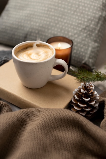 Escena de invierno con taza de café caliente.