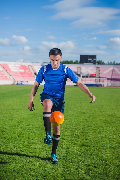 Escena de jugador de fútbol en estadio