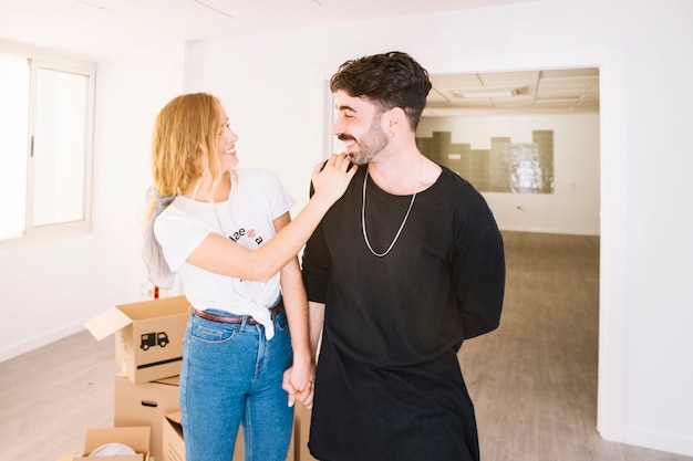 Escena de mudanza con pareja feliz