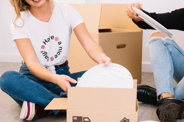 Escena de mudanza con platos en cajas