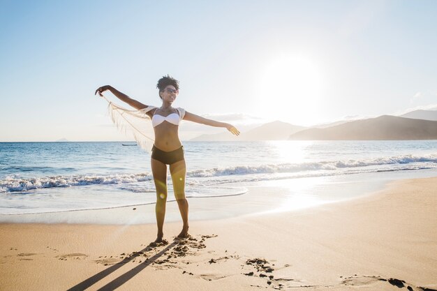 Escena de mujer en la playa