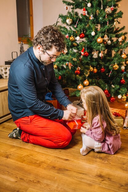 Escena de navidad en familia con padre e hija