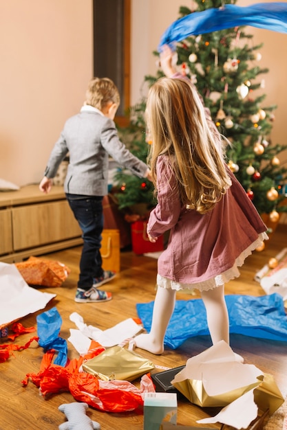 Escena de navidad con niños jóvenes