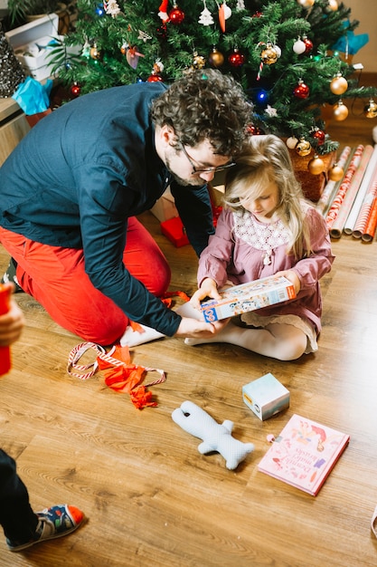 Escena de navidad con padre e hija