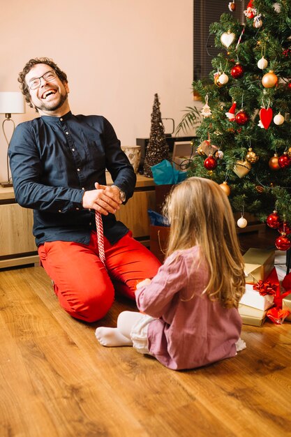 Escena de navidad con padre feliz