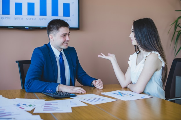 Foto gratuita escena de negocios con hombre y mujer