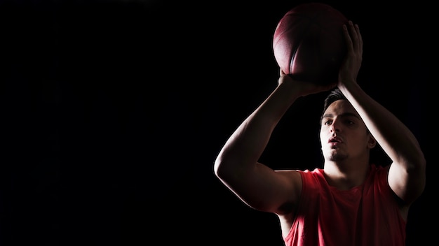 Escena oscuro de jugador de baloncesto