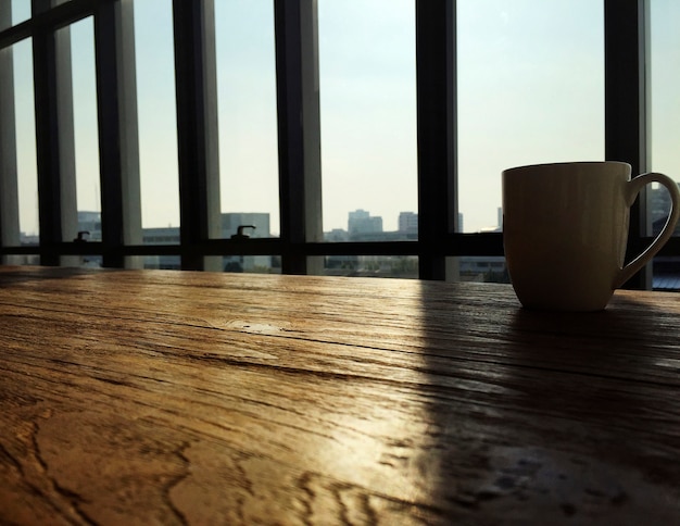 Escena del paisaje urbano de café de la mañana