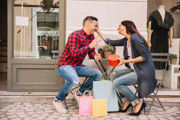 Escena de pareja con regalo