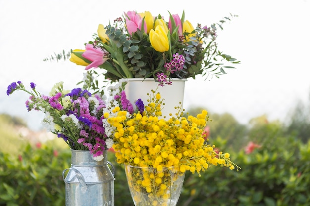 Escena de primavera con diferentes floreros