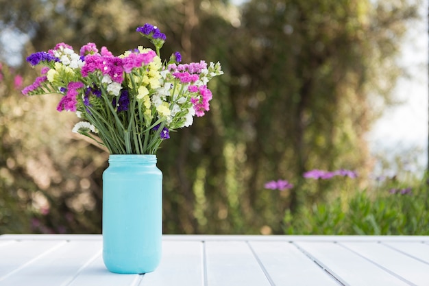 Escena de primavera con jarrón y flores de colores