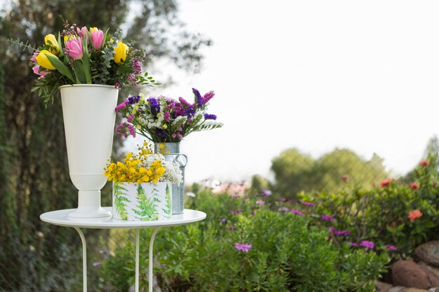Escena de primavera de mesa con jarrones