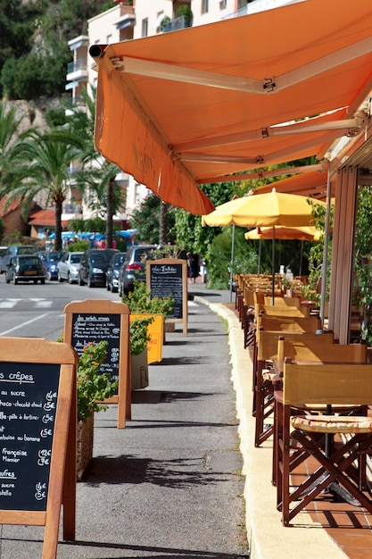 Escena de restaurante francés con tablero de menú