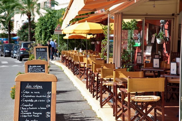Escena del restaurante francés con tablero de menú