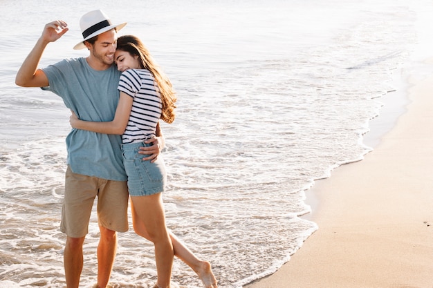 Escena romantica de pareja por la playa