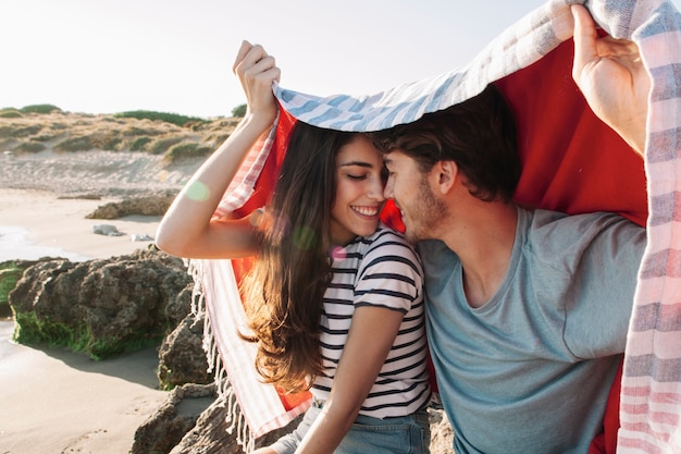 Escena romántica de pareja por la playa