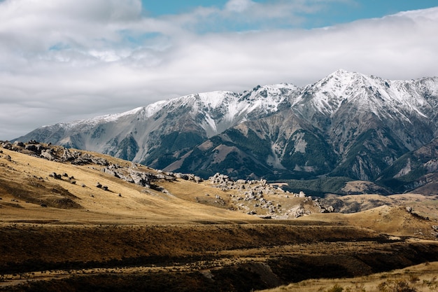 Escena rural en la Isla Sur de Nueva Zelanda sonada por montañas cubiertas de nieve