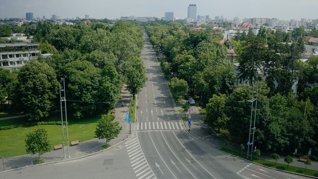 Escena urbana del techo de la torre del cielo de la ciudad moderna