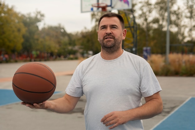 Escenas auténticas de hombres de talla grande jugando al baloncesto