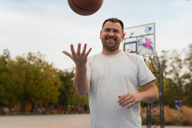 Escenas auténticas de hombres de talla grande jugando al baloncesto