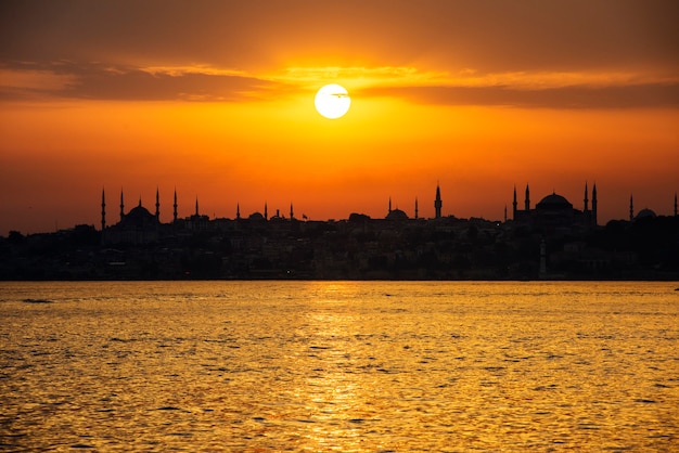 Escénico de la salida del sol sobre el océano en Estambul, Turquía