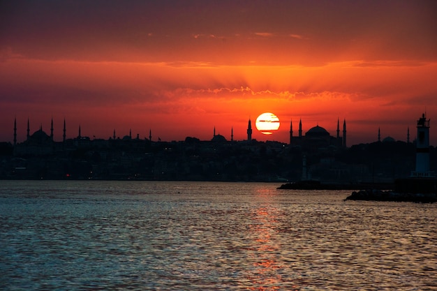 Escénico de la salida del sol sobre el océano en Estambul, Turquía