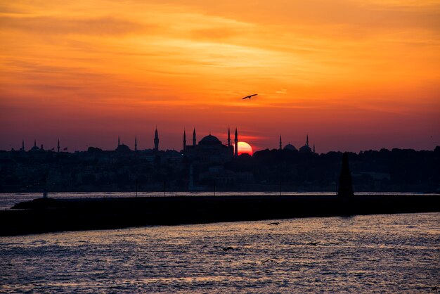 Escénico de la salida del sol sobre el océano en Estambul, Turquía