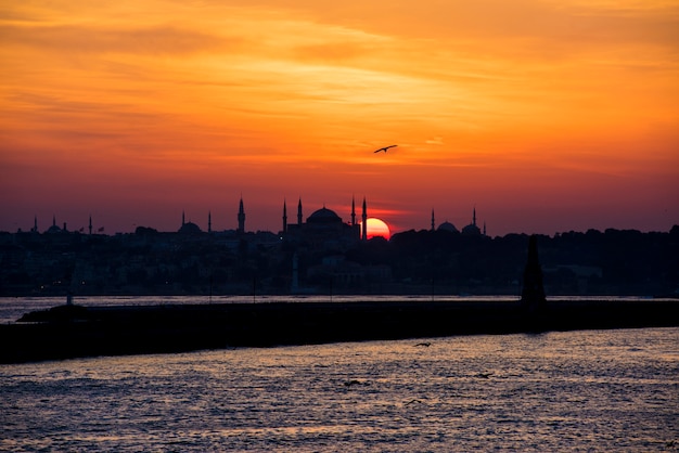 Escénico de la salida del sol sobre el océano en Estambul, Turquía