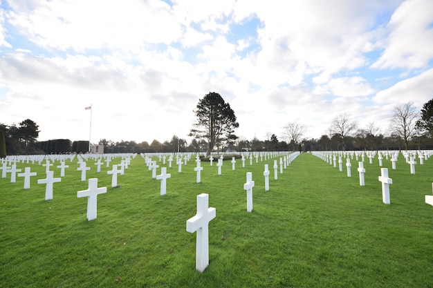 Escenografía de un cementerio para soldados que murieron durante la Segunda Guerra Mundial en Normandía