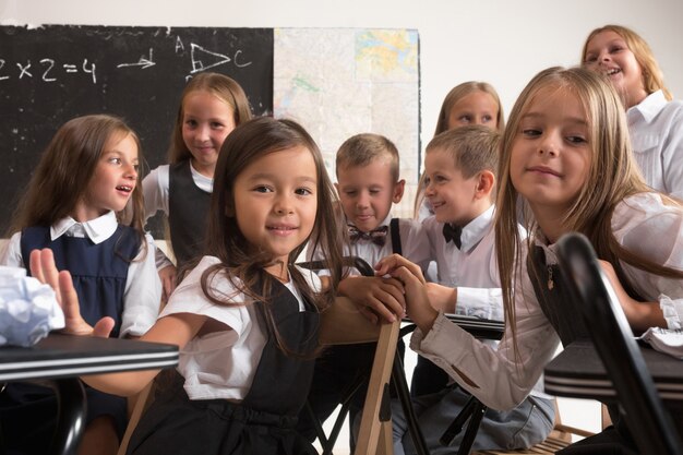 Escolares en el aula en la lección