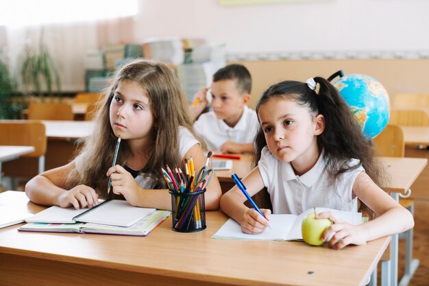 Escolares, estudiar, sala de clase, sentado, escritorios