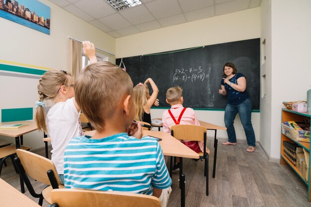 Escolares, sentado, sala de clase, Resolución, ejercicio