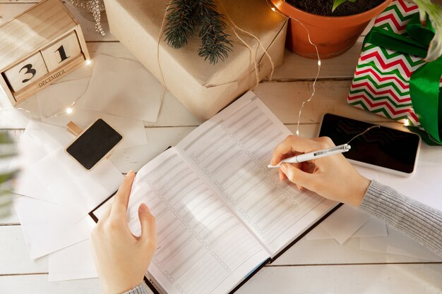 Escribe deseos, sueños y metas, planificando para año nuevo y navidad.