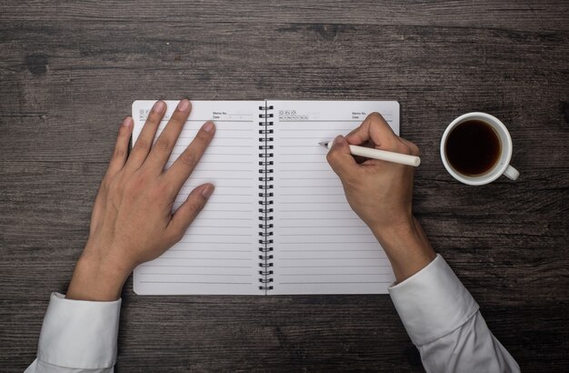 Escribiendo en un cuaderno