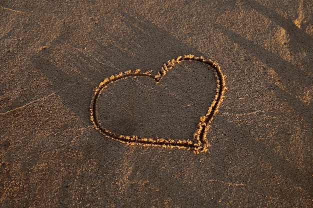 Foto gratuita escribiendo palabras en la arena