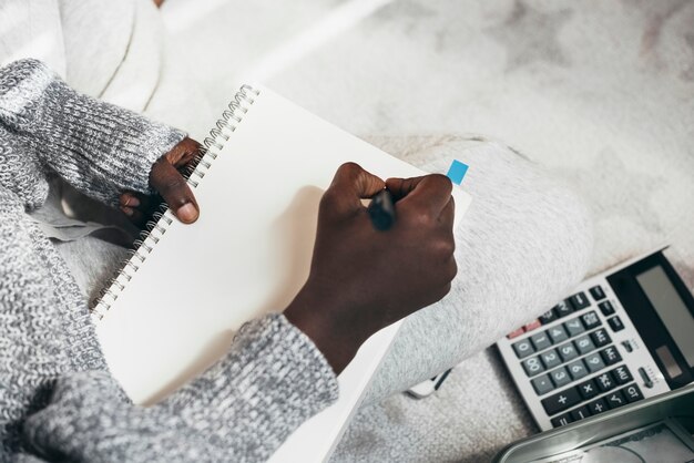 Escribir en un cuaderno en blanco