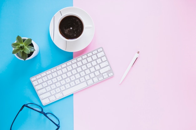 Escritorio acogedor con teclado y taza