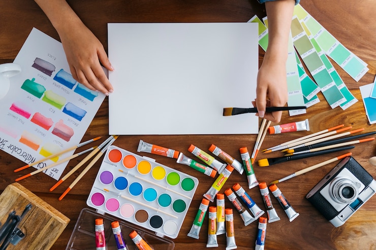 Foto gratuito escritorio de artista con elementos de pintura