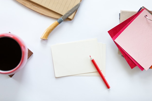 Escritorio blanco de la oficina con los patrones de la tela del color en él