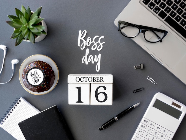 Foto gratuita escritorio con calendario del día del jefe