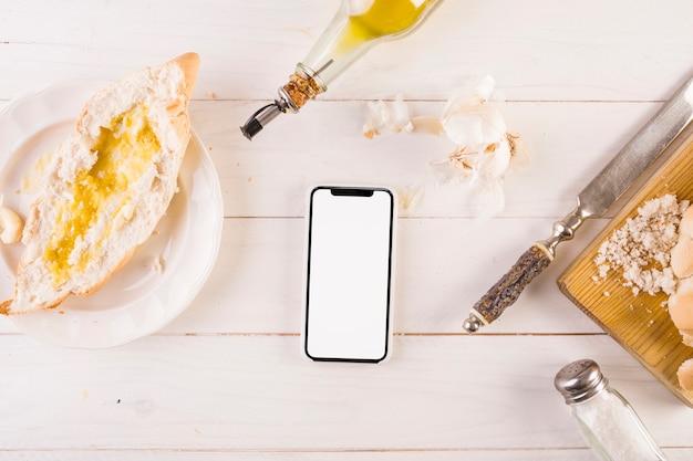 Escritorio de cocina con pan y teléfono inteligente