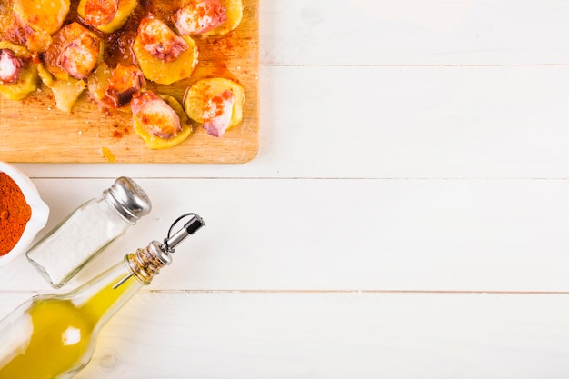 Escritorio de cocina con patatas al horno