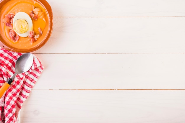 Escritorio de cocina con plato de sopa