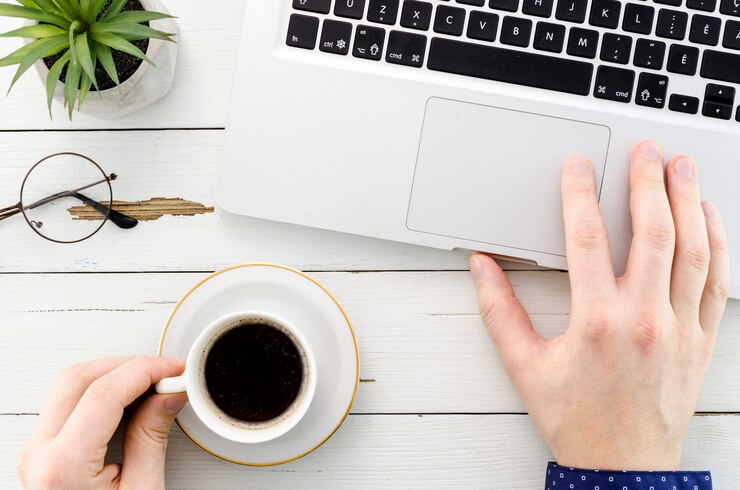 Foto gratuito escritorio con computadora y taza de café