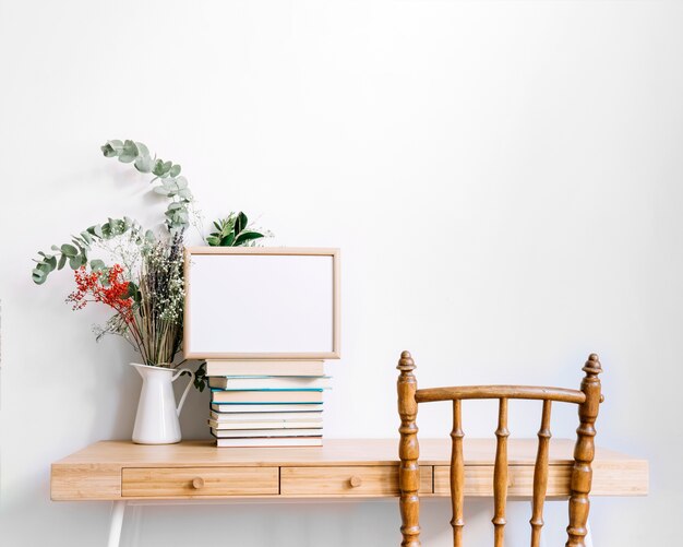 Escritorio decorativo con libros y planta